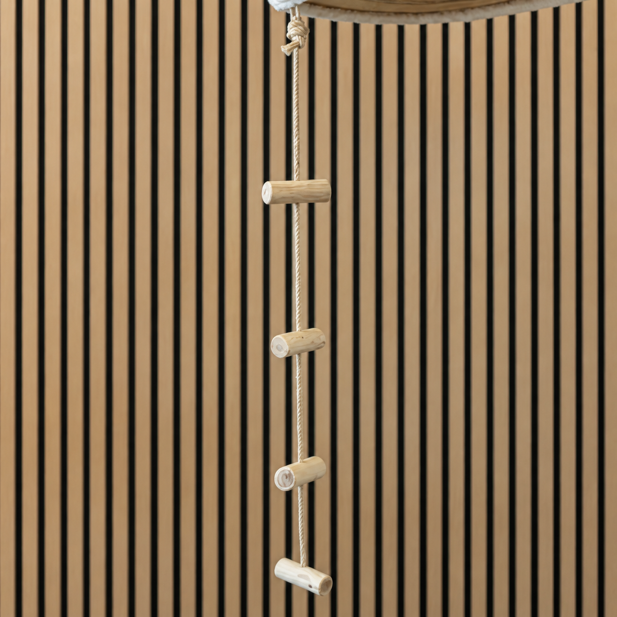 Holzkette mit natürlichen Holzstufen als handgefertigtes Detail