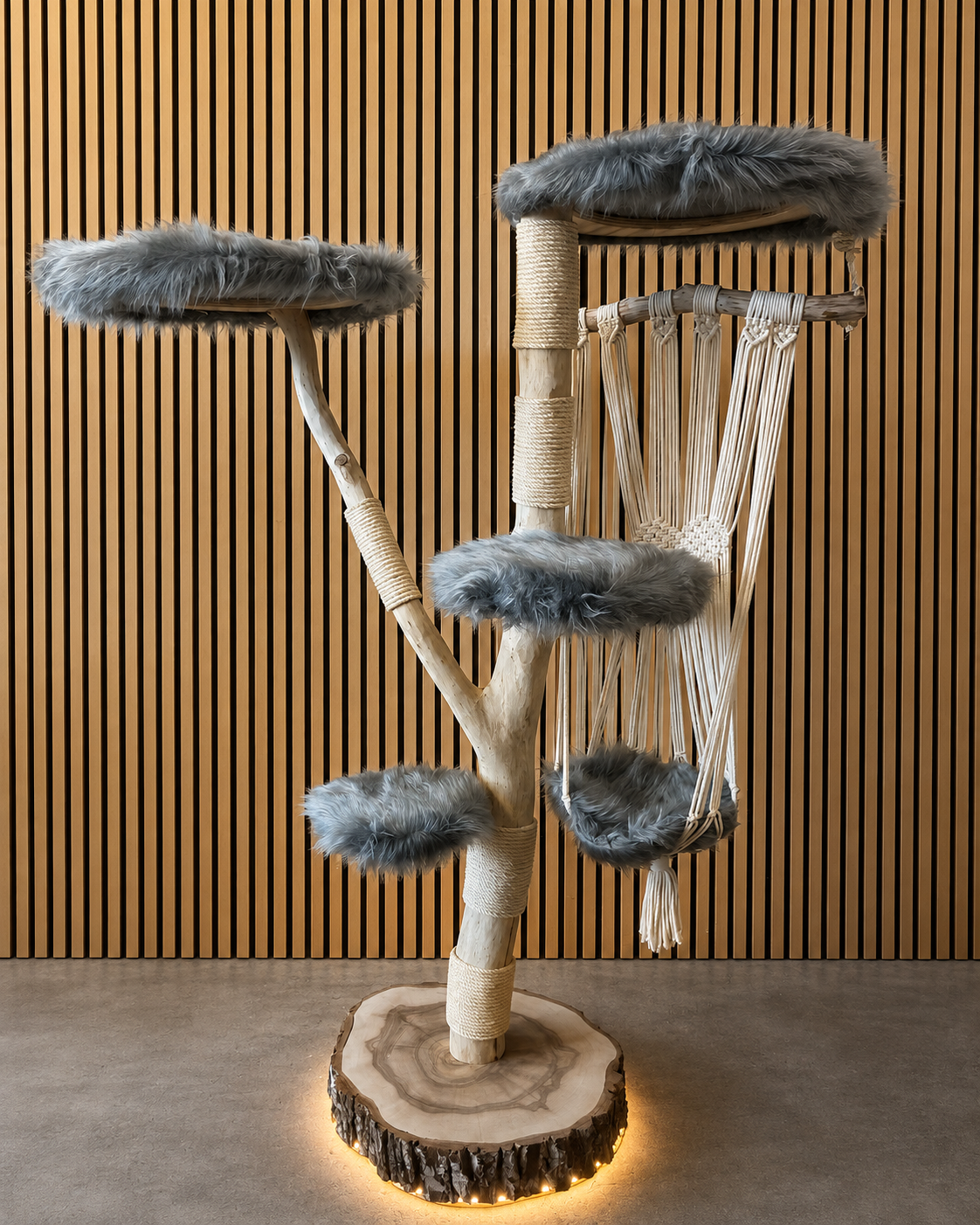 Individuell geplanter Naturkratzbaum mit grauen Liegeflächen, Makramee-Hängematte und massiver Baumscheibe
