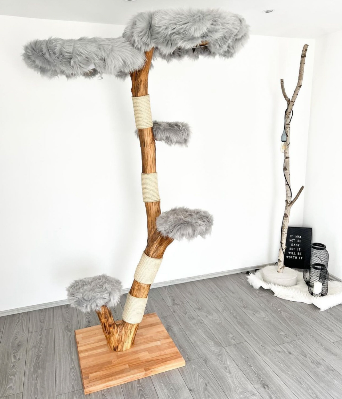 Hoher Naturkratzbaum mit passend geplanter Bodenplatte