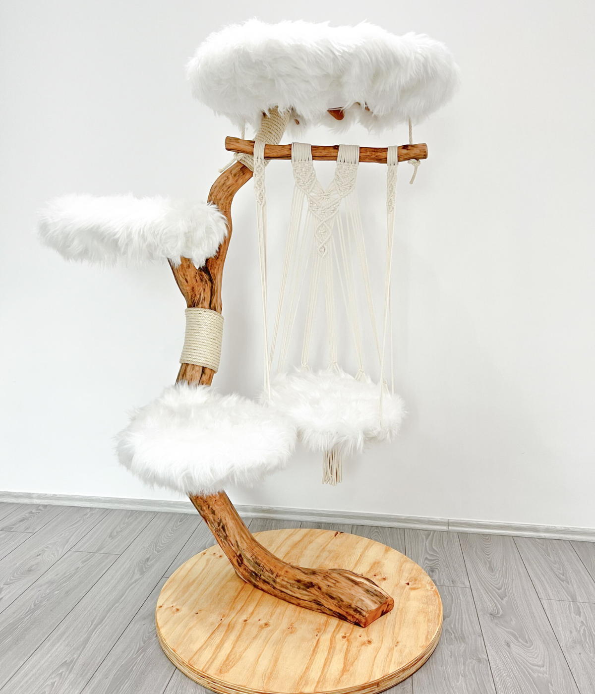 Naturkratzbaum mit weißem Fellbezug und Makrameeschaukel