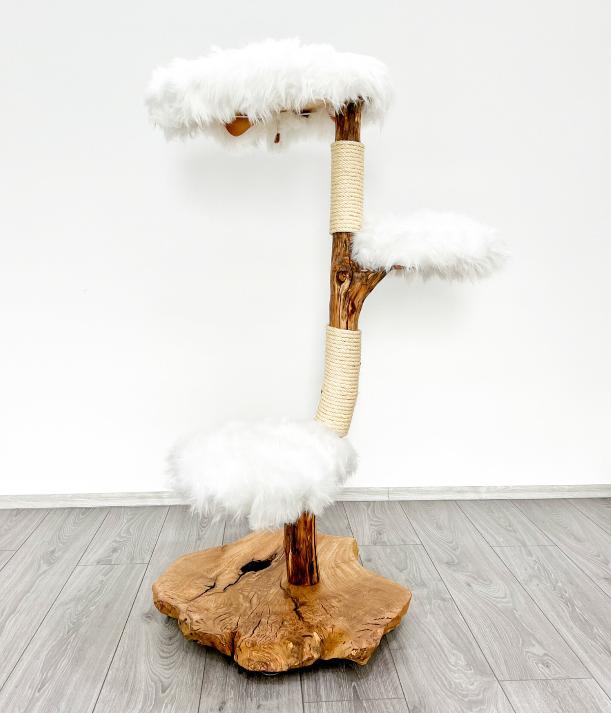 Naturkratzbaum auf einer Wurzelholzplatte