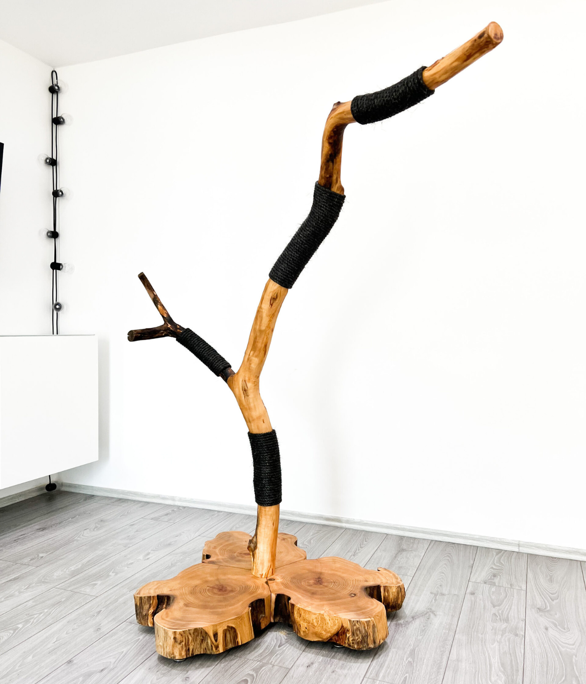 Naturkratzbaum mit Bodenplatte aus einer Baumscheibe