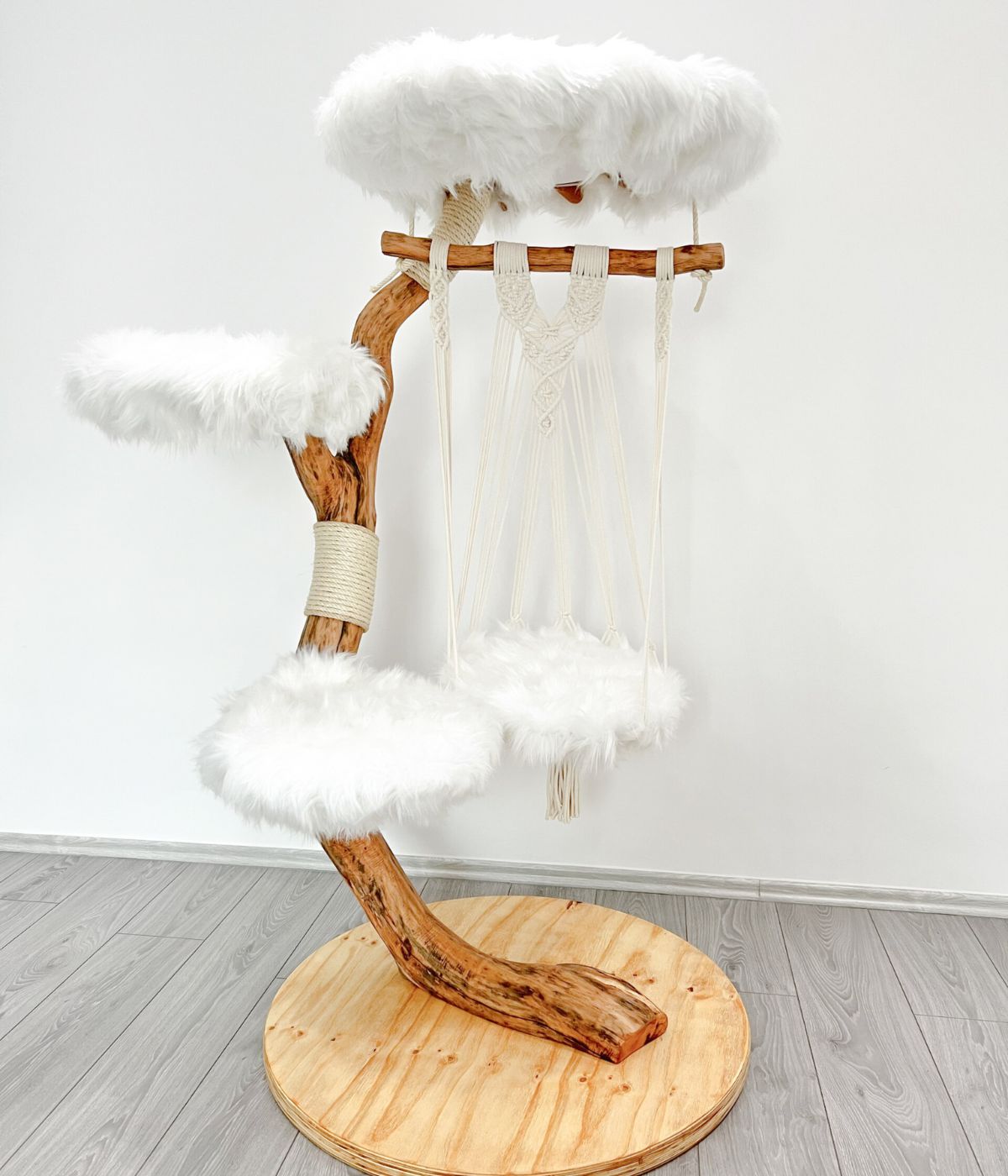 Naturkratzbaum mit Makrameeschaukel