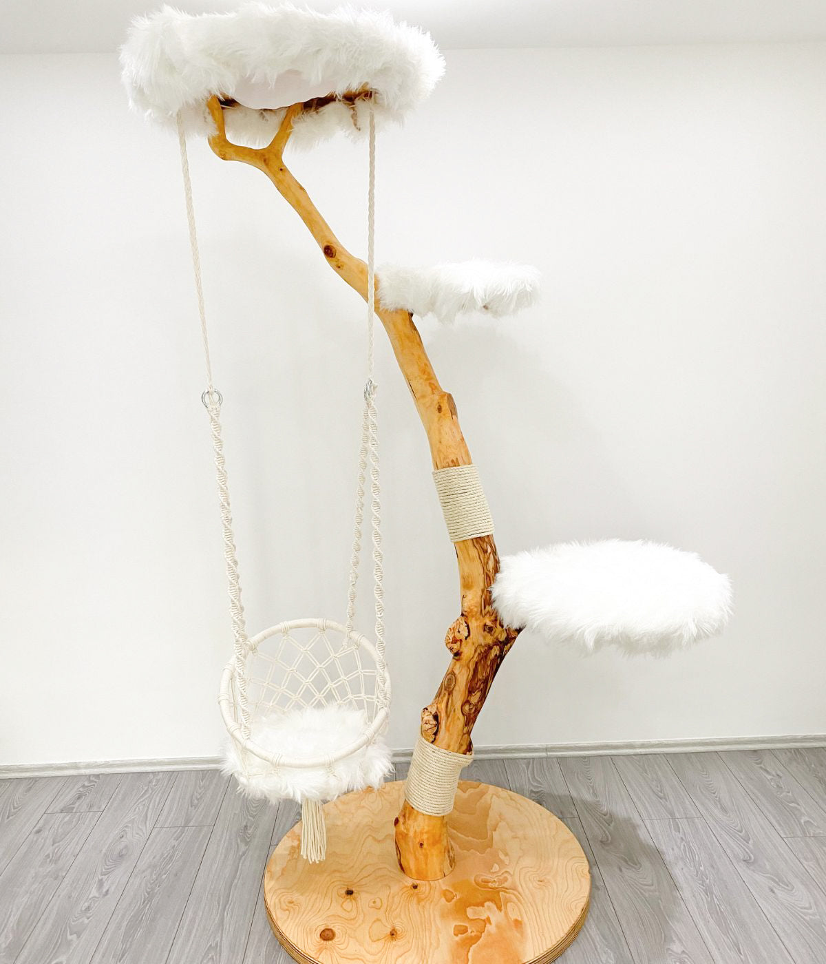 Naturkratzbaum mit Makrameeschaukel